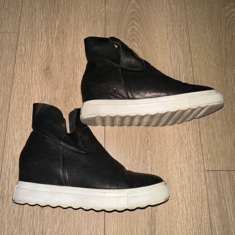 Excellent condition black J/Slides size 8!